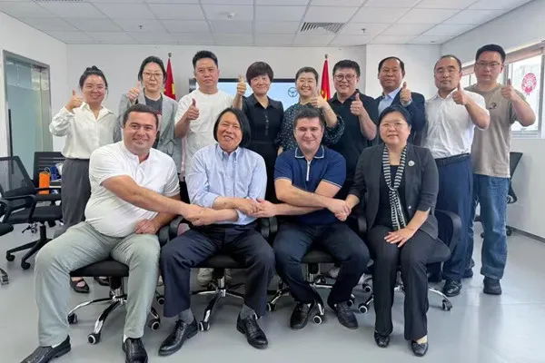 Anche ha frequentato la cerimonia di firma di Wamia-Aircuz per co-forma di Automotive Aftermarket dell'Asia centrale